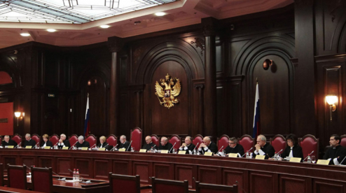 Путин предлагает сократить количество судей в Конституционном суде