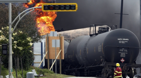 В Канаде сошел с рельсов и загорелся поезд с нефтью
