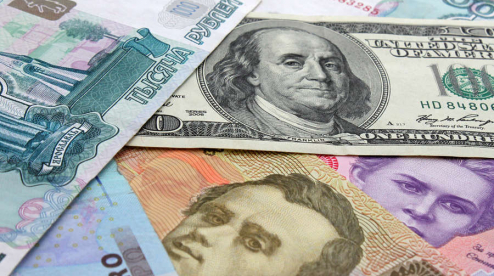 Курс доллара упал ниже 77 рублей, евро — ниже 83 рублей