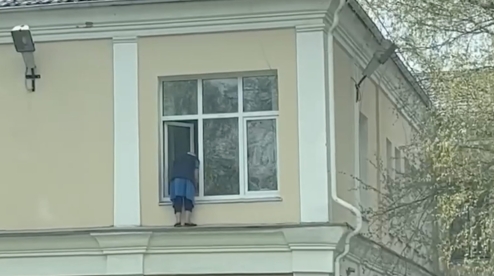 Моющая окно снаружи здания бабушка, озадачила первоуральцев. Видео