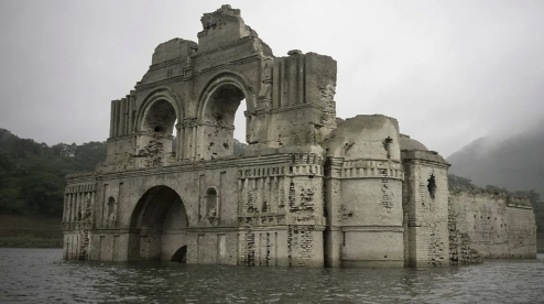В Мексике после засухи из-под воды показался древний храм