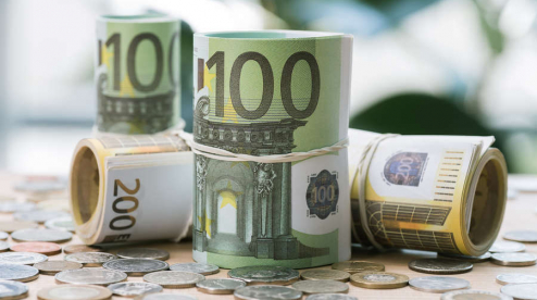 Курс евро опустился до 77 рублей впервые с 2020 года